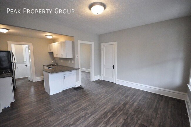 Building Photo - Available Now! Located in the Short North!...