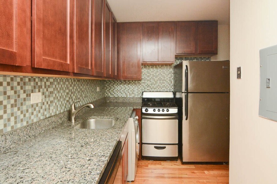 Building Photo - 560 W Arlington Pl