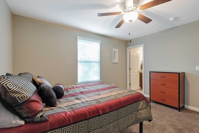 Building Photo - Modern 3-Bed, 3-Bath Townhome with Stylish Upgrades in Condo Community