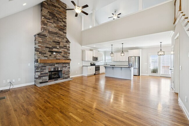 Building Photo - Welcome home to this beautifully maintaine...