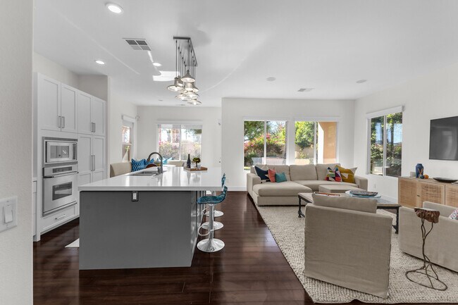 Building Photo - 35 Calle La Reina