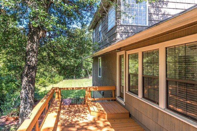 Building Photo - 309 Brookside Dr E