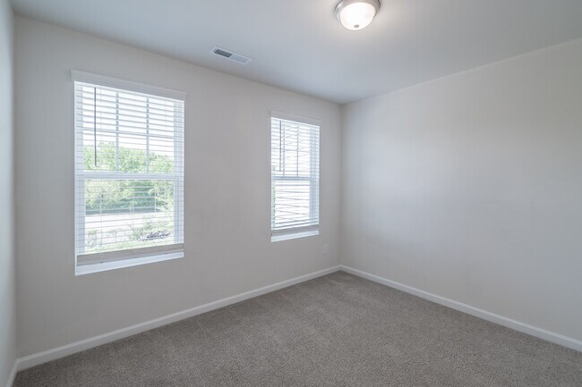 Building Photo - 223 Hoskins Ave Dr