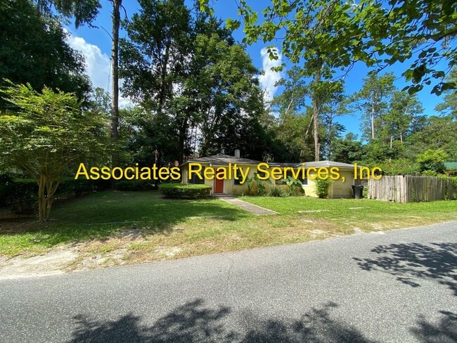 Building Photo - Spacious 3BR/2BA Home on a Quiet Corner Lot!