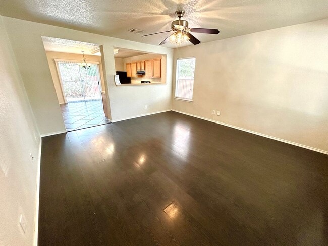 Building Photo - *MOVE IN SPECIAL* Move-In Ready | Washer & Dryer Included + Google Fiber Located Near UTSA!