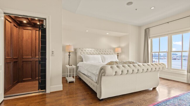Building Photo - Waterfront living in the heart of Canton!
