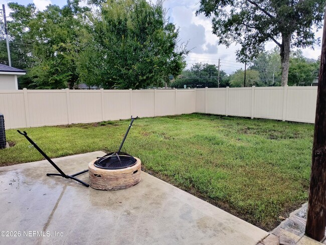 Building Photo - 1211 Sarahs Landing Dr