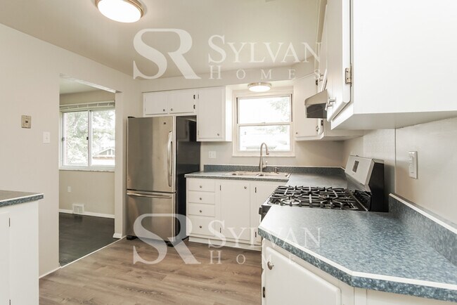Building Photo - Cheerful and Welcoming Home for You!