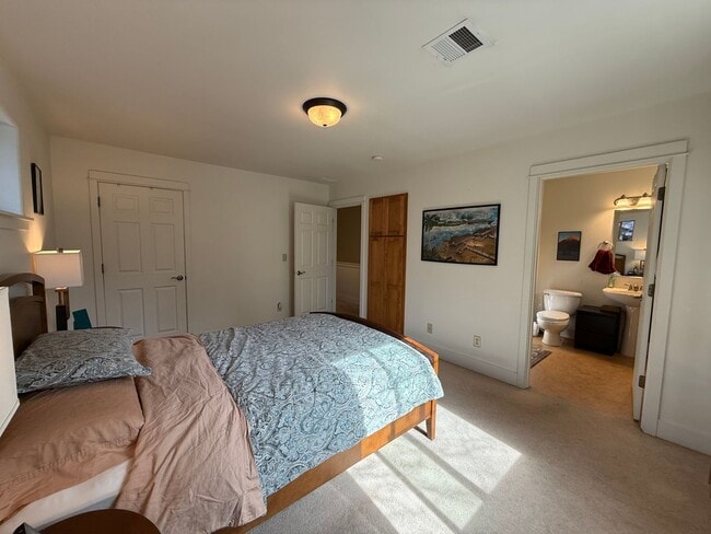 Building Photo - Beautiful 2 Bed/2.5 Bath Townhome on Bend's Westside - Shevlin Park Road