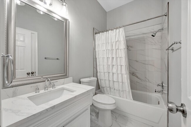 Building Photo - 3915 Summerfield Dr