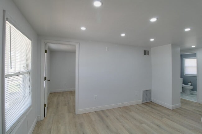 Building Photo - 236 N Oleander Ave