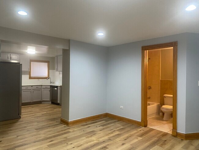 Building Photo - 4619 S Prairie Ave