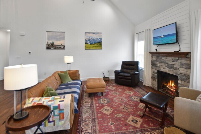 Building Photo - Pet Friendly Three Bedroom with Bonus!