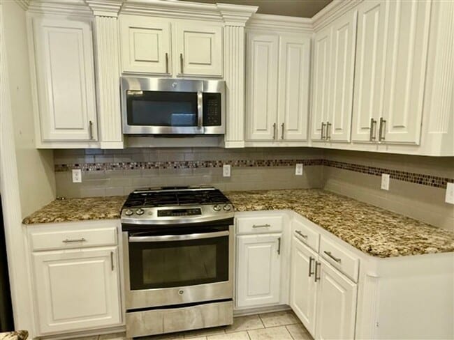 Building Photo - For Lease in Gated Cypress Place! Like-New...