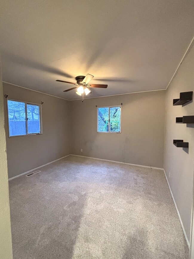 Building Photo - 140 Hickory Dr