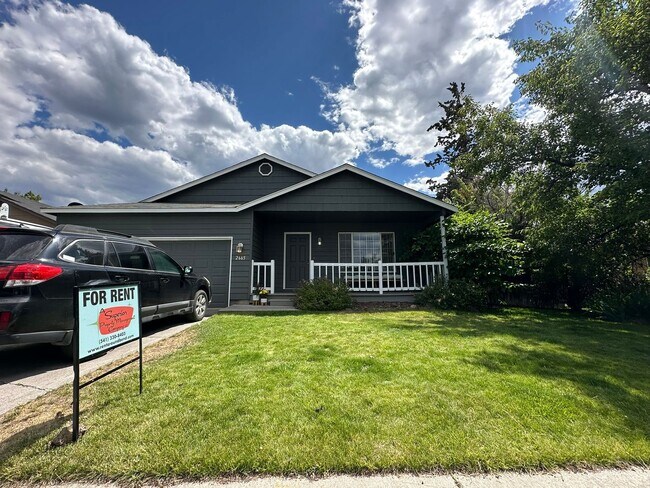Building Photo - Charming 3-Bedroom Home with Open Layout & Fenced Yard!