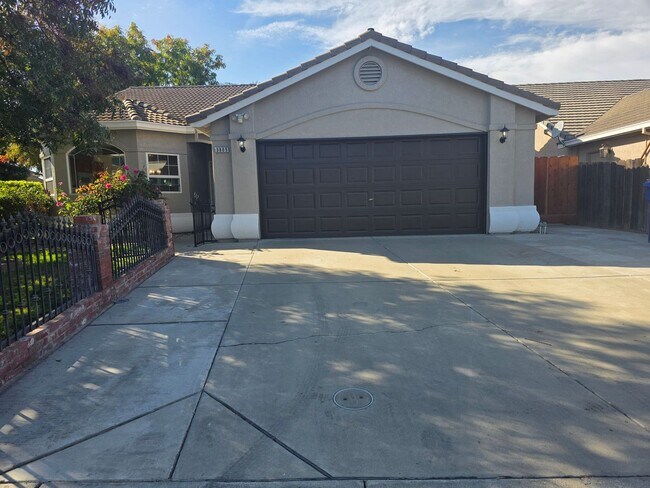 Primary Photo - Single story home near CSU Stanislaus!