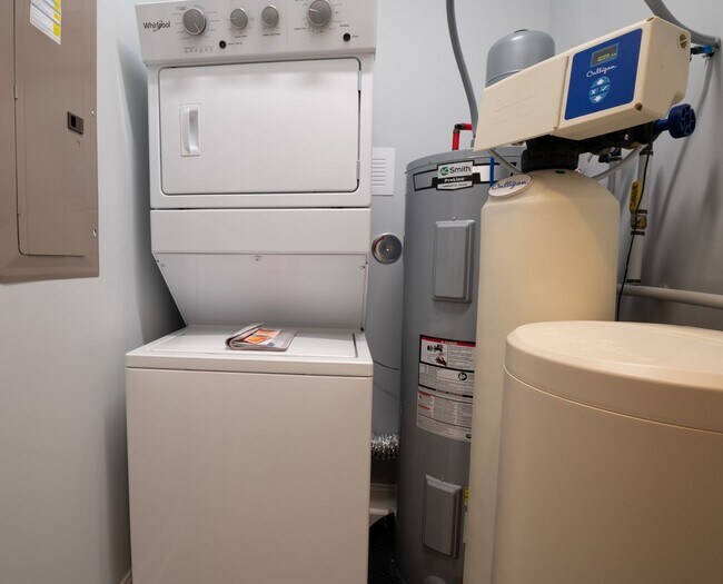 Building Photo - AWESOME OFF-SEASON SINGLE FAMILY BEACH HOME PRICE JUST REDUCE