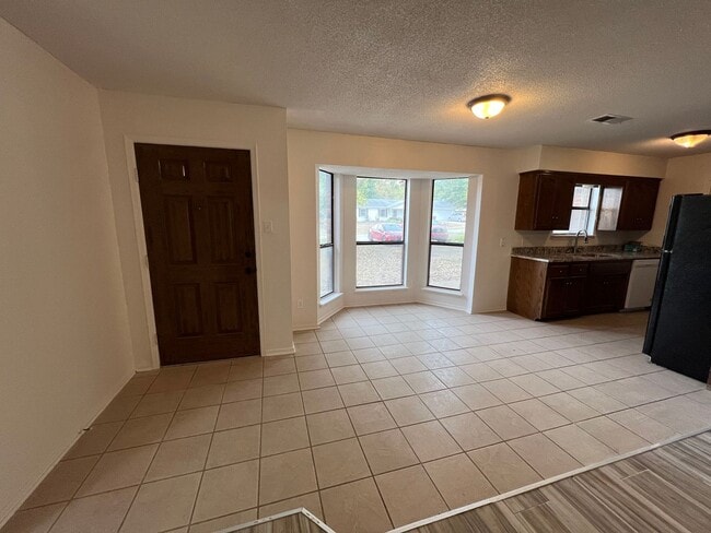 Building Photo - 3 Bed 2 Bath House with 2 Car Garage.