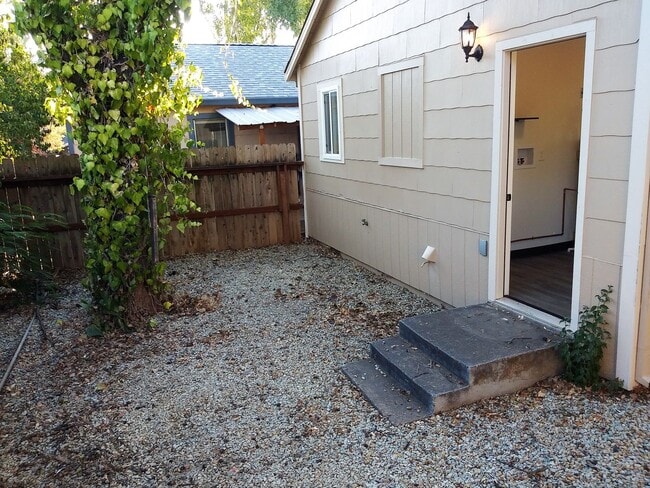 Building Photo - Cottage in W. Redding!