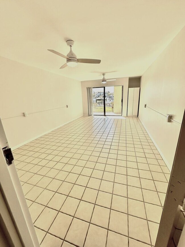 Building Photo - Gorgeous Updated Tierra Verde Annual Unfurnished Waterfront Condo 2/2 w/Garage
