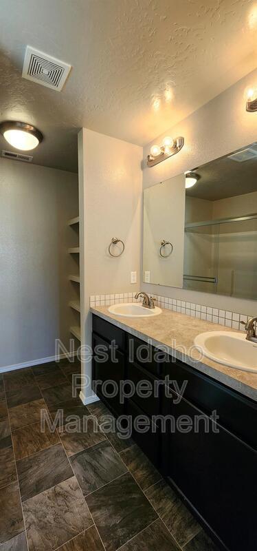 Building Photo - 2316 N Mountain Ash Ave