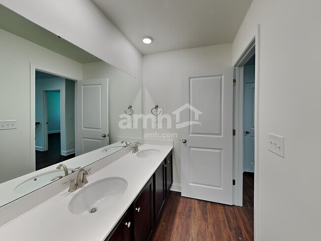 Building Photo - 639 Rivermist Dr