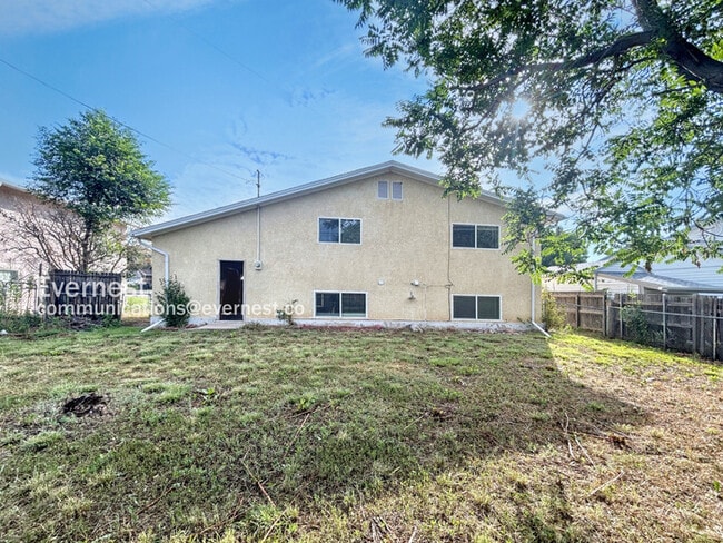 Building Photo - 1418 Luna Dr