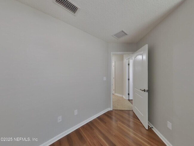 Building Photo - 495 Apple Creek Dr