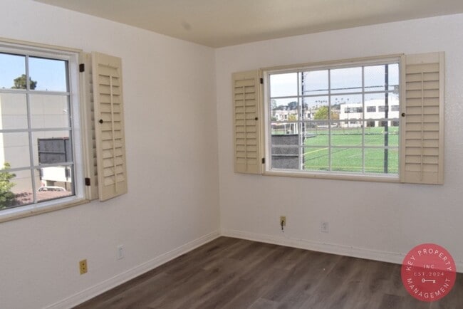 Building Photo - Charming 3-Bedroom Condo in the Heart of L...