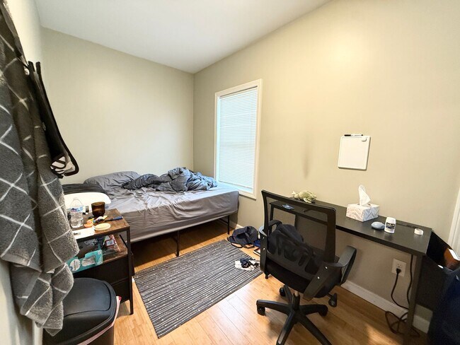 Building Photo - WOW!!!  CENTRAL AIR!  BAY WINDOWS!  ALLSTON 4 BED GEM!