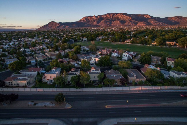 Building Photo - 6809 Medinah Ln NE