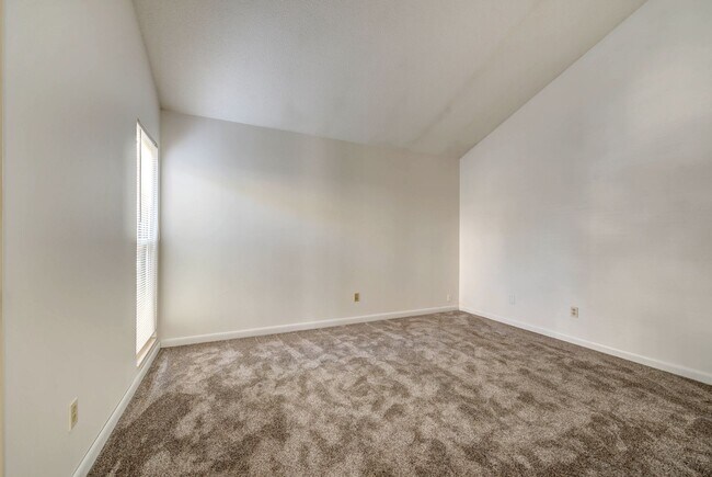 Building Photo - Live the Lake Lifestyle! 3-bedroom, 1.5-ba...