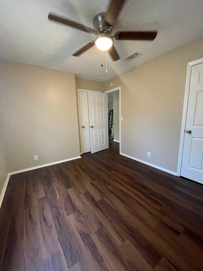 Building Photo - 400 Algerita Dr