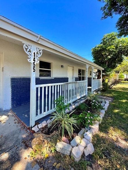 Building Photo - 1455 NE Silver Maple Way