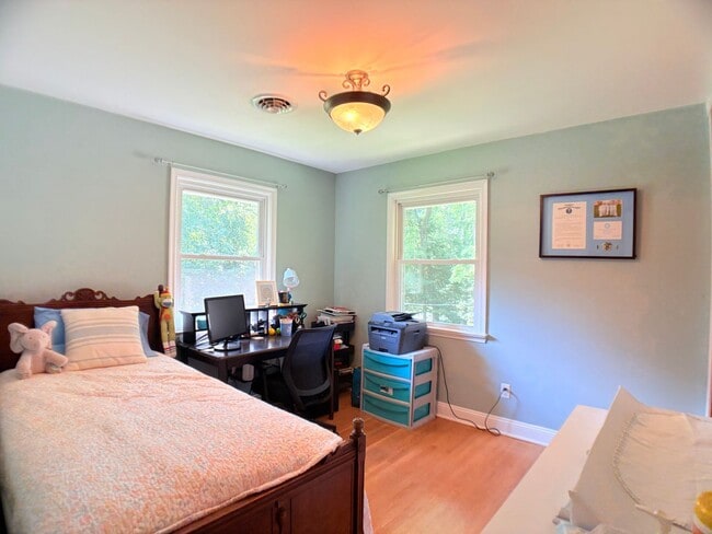 Building Photo - Large fenced in yard and Sun room!