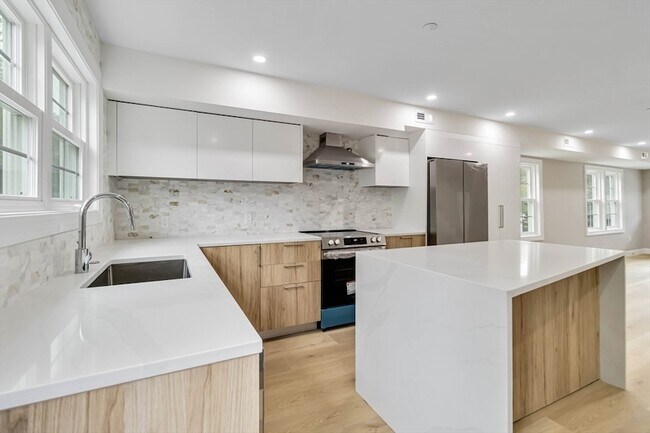 Building Photo - 192 Main St