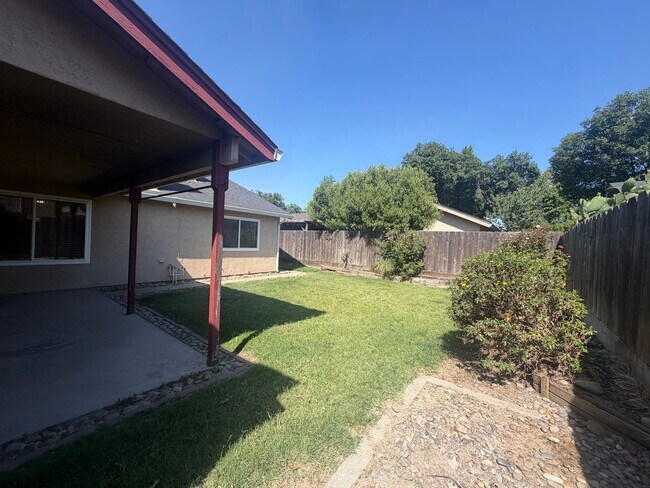 Building Photo - Single story near freeway access and major shopping!