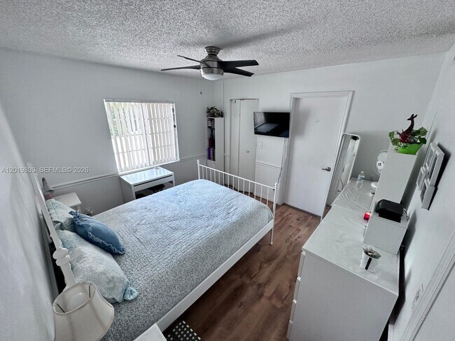 Building Photo - 2078 Madeira Dr
