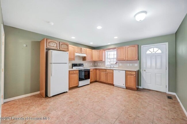 Building Photo - 28 Robin Ln