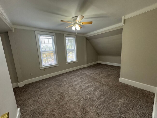 Building Photo - Charming 2 Bed, 1.5 Bath House with Ample ...