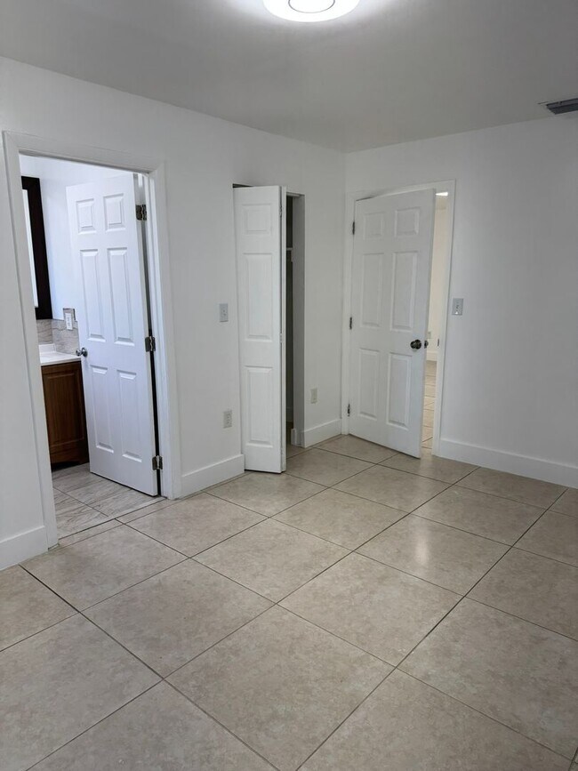 Building Photo - Goulds Duplex