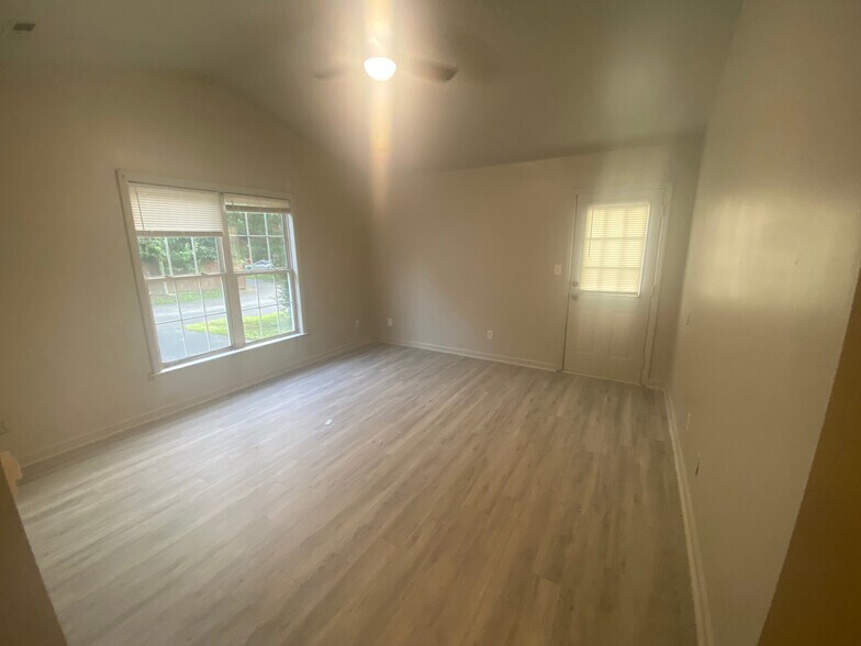 Building Photo - Room in Duplex on Beck St