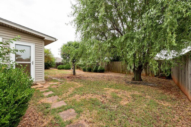 Building Photo - Beautiful 3x2 with Sunroom in Yukon