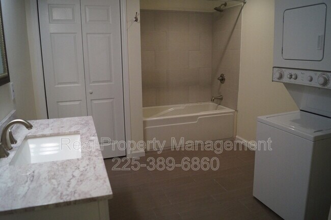 Building Photo - 9621 Siegen Ln