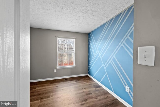 Building Photo - 8833 Hawthorne Ct