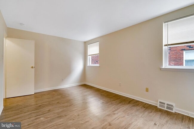 Building Photo - 9754 E Roosevelt Blvd