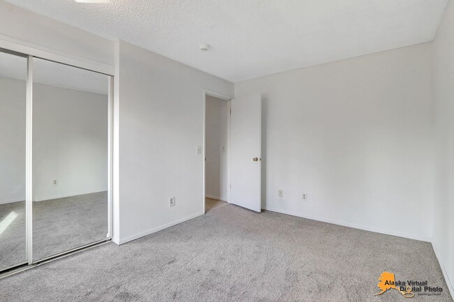 Building Photo - Top Floor End Unit Condo* Pet Friendly, Pr...