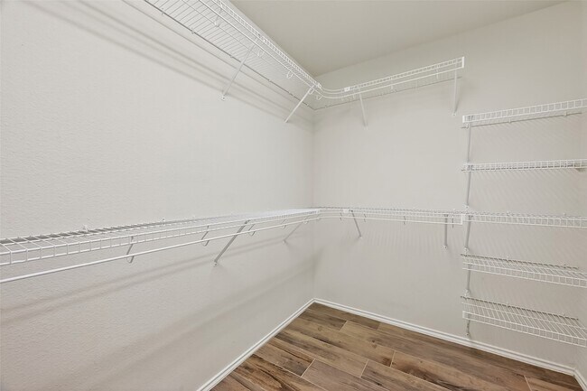 Building Photo - 827 Honeysuckle Vine Dr