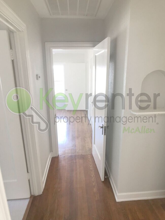 Building Photo - 2Bed/1Bath w/office in Central Mcallen ( Laurel and 10th )